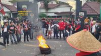Massa GMNI Medan menggelar aksi di depan Kodim 0201/Medan, Rabu (17/6/2026), menyuarakan penolakan keterlibatan militer di ruang sipil. Foto: KOMPAS.COM/EKO AGUS HERIANTO